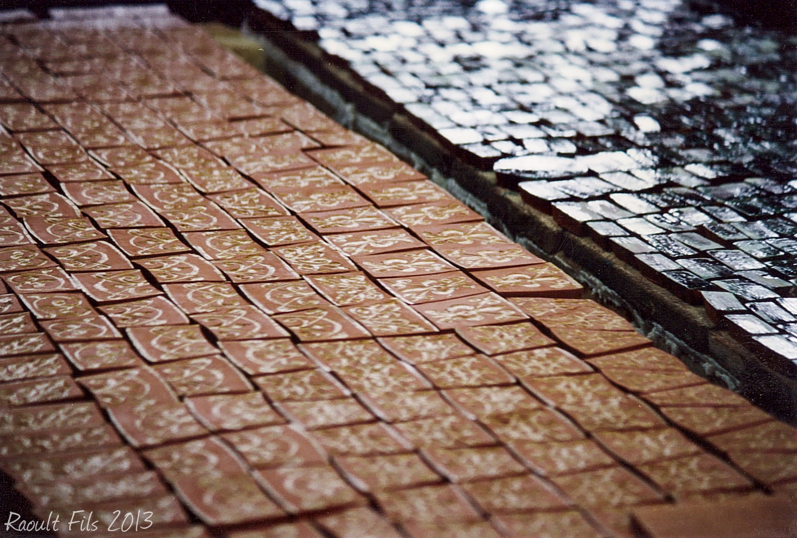 Séries de petits carreaux décorés en cours de préparation