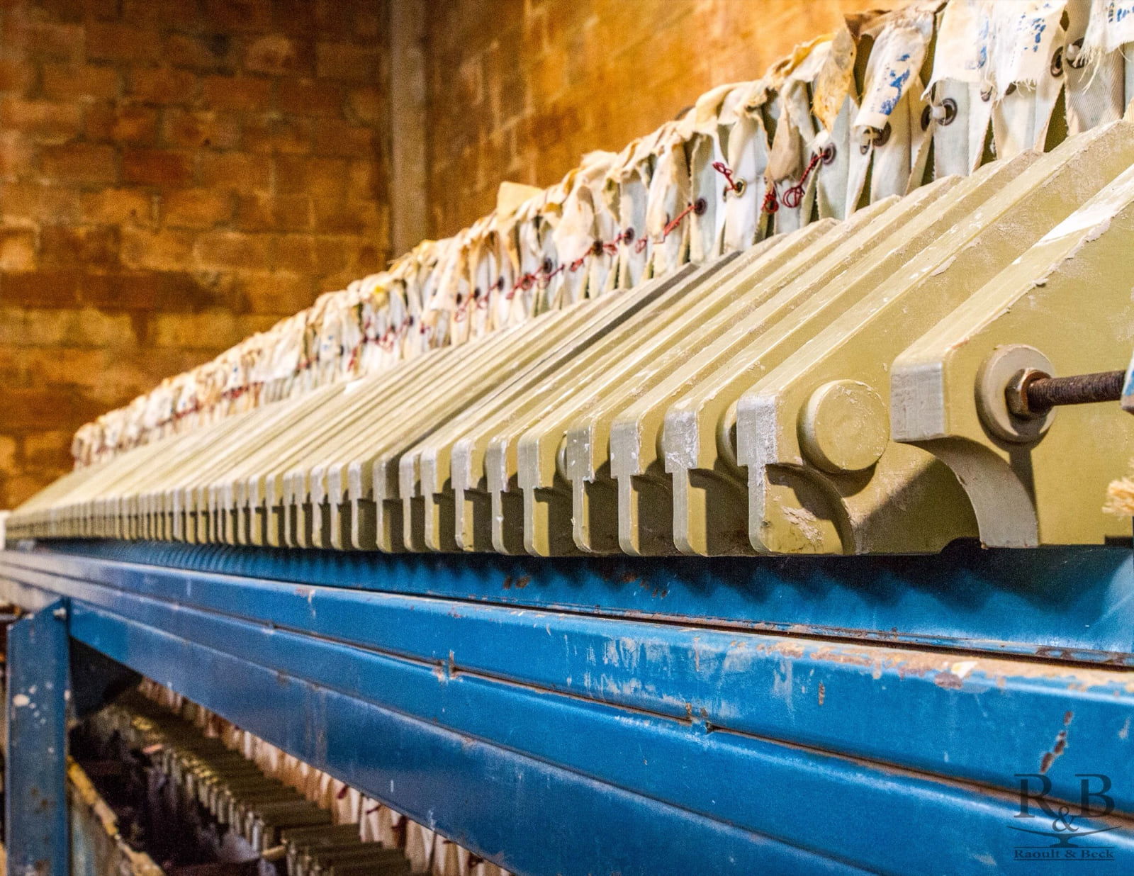 Long filtre-presse utilisé pour préparer les pâtes céramiques à Saon