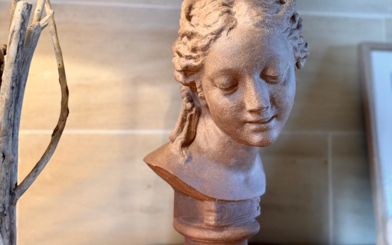 Portrait sculpté en grès Juno GE600 montrant sa surface roux-sable