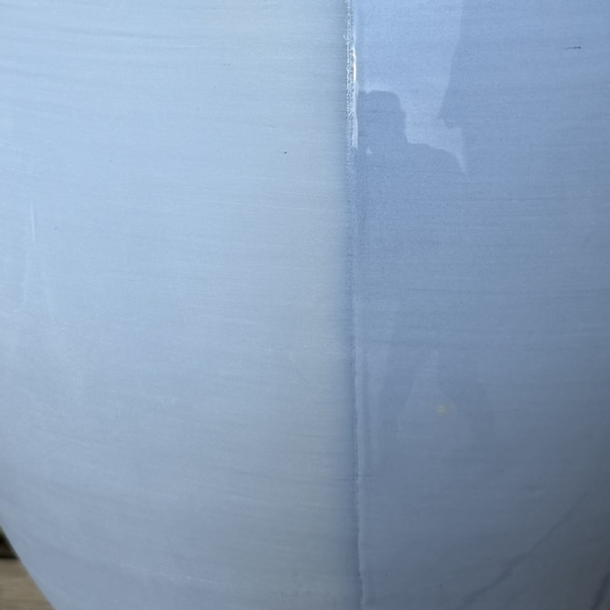 Gros plan fidèle de la Faïence Beck Bleue FA141 montrant une surface mate et émaillée