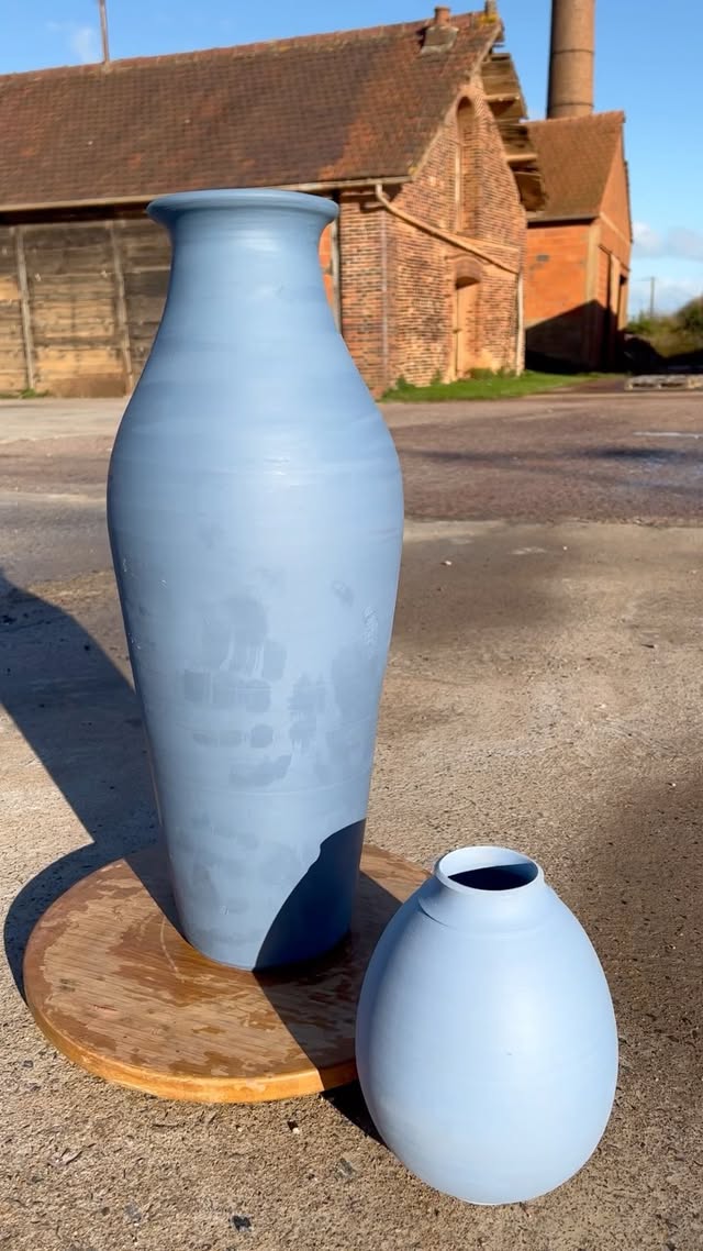 Deux pièces tournées en Faïence Beck Bleue FA141 dans la cour de la manufacture, couverture du Reel Raoult & Beck