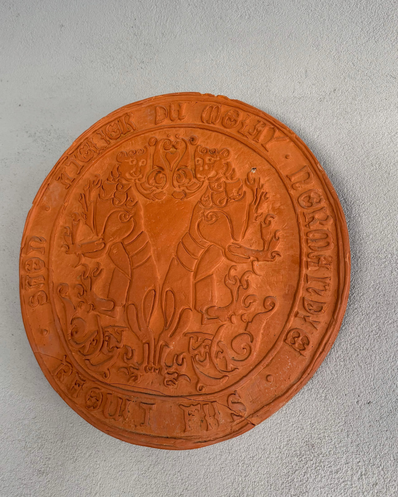 Médaillon historique en relief réalisé en Faïence Normande Rouge FA200 sur son fond d’origine