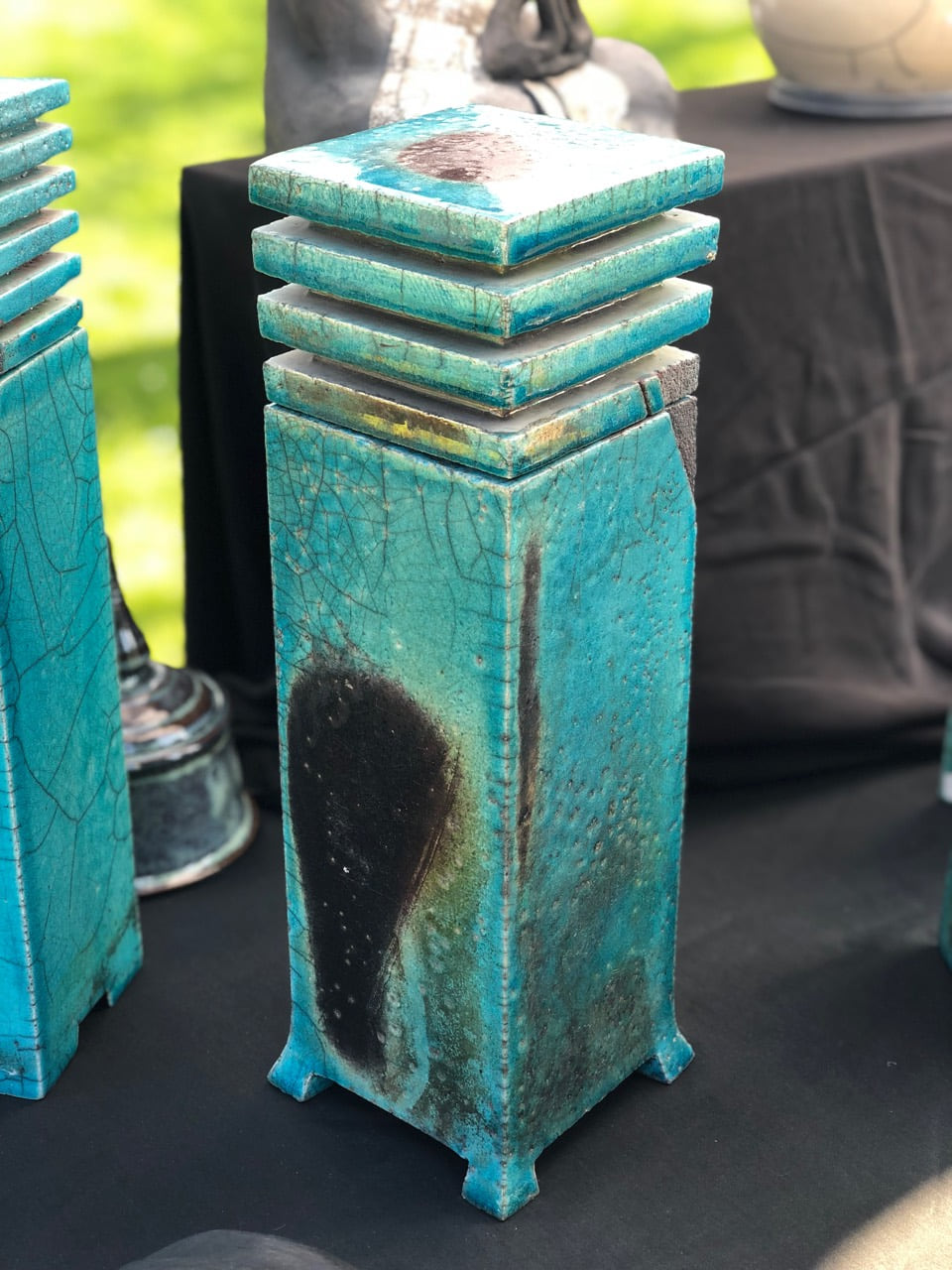 Pièce architecturale turquoise en Raku Fuji réalisée par Gilbert Lecouturier