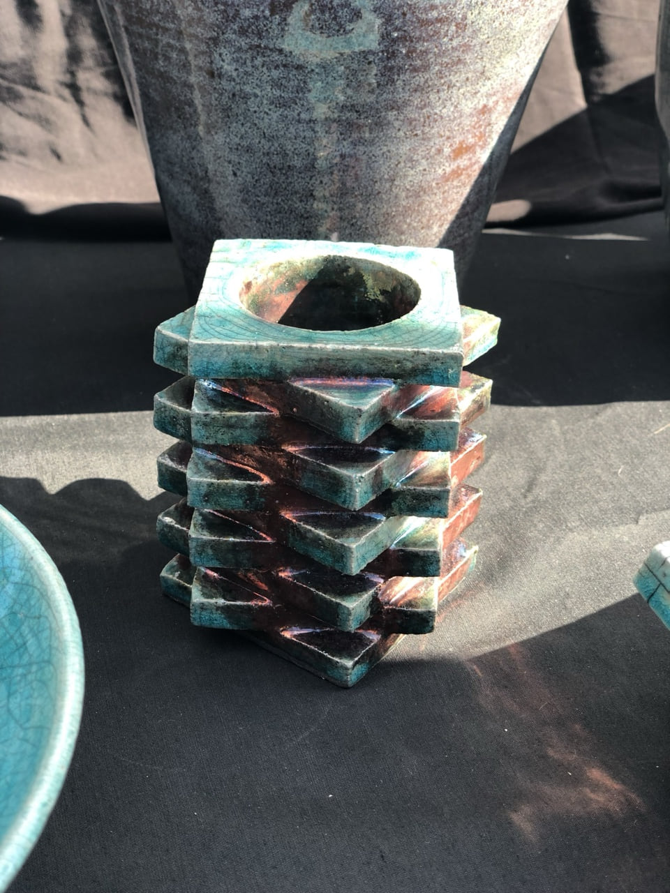 Volume géométrique turquoise en Raku Fuji réalisé par Gilbert Lecouturier