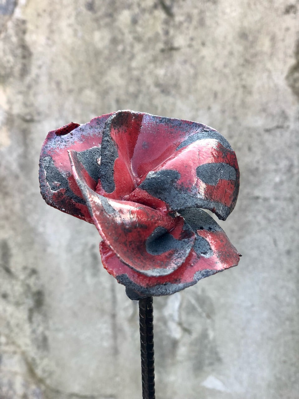 Sculpture florale rouge et noire en Raku Fuji réalisée par Philippe Bussy