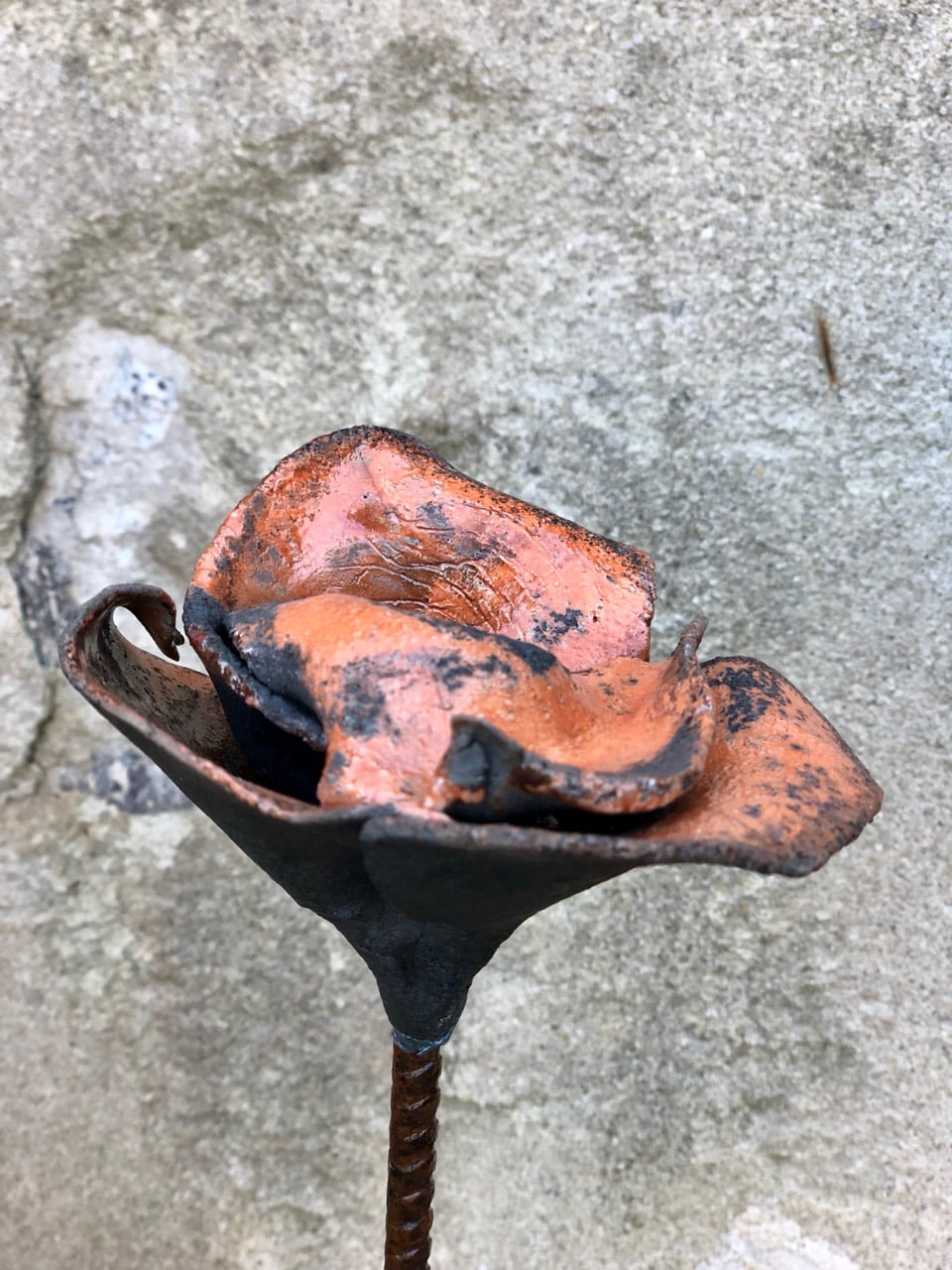 Variation sculpturale cuivrée et noire en Raku Fuji réalisée par Philippe Bussy