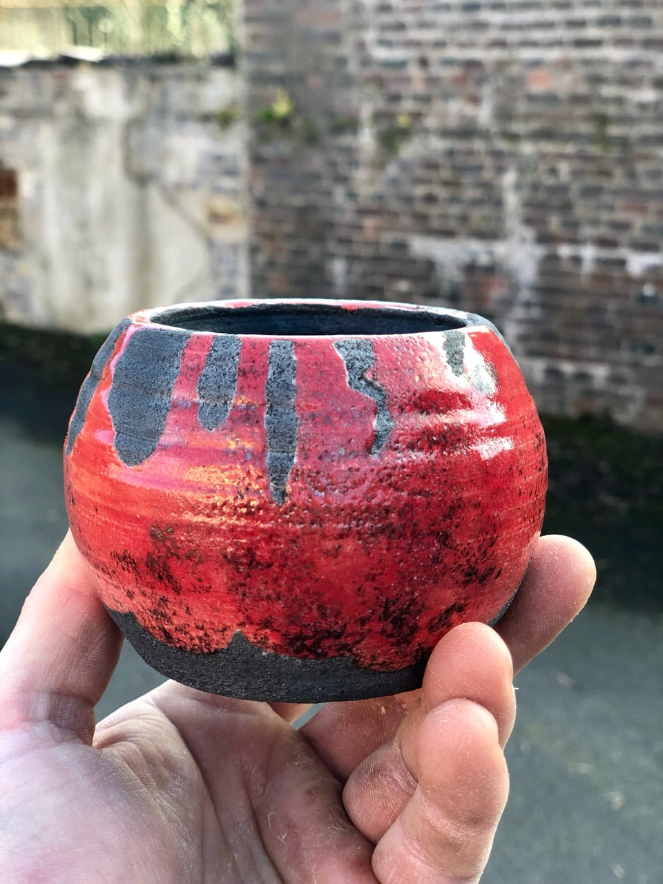 Petite pièce tournée rouge et noire en Raku Fuji réalisée par Philippe Bussy