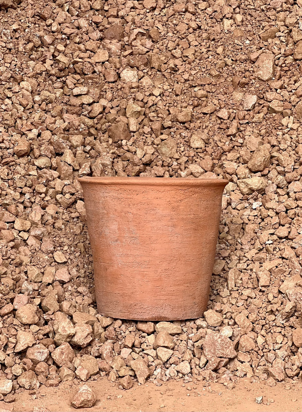 Pot en Grès de Noron présenté parmi les fragments de la terre locale